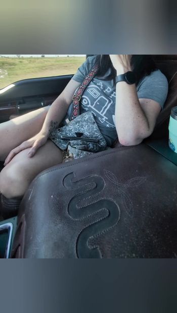 Cuck mengemudi sementara istri panas dibesarkan di kursi belakang