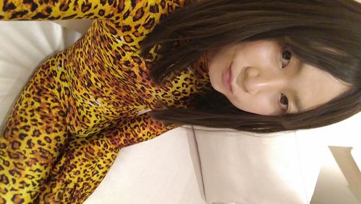 Japonês cd se masturba usando morphsuit de leopardo em banheiros de parque público