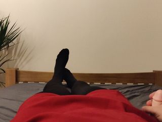 Vestido vermelho, meia-calça preta