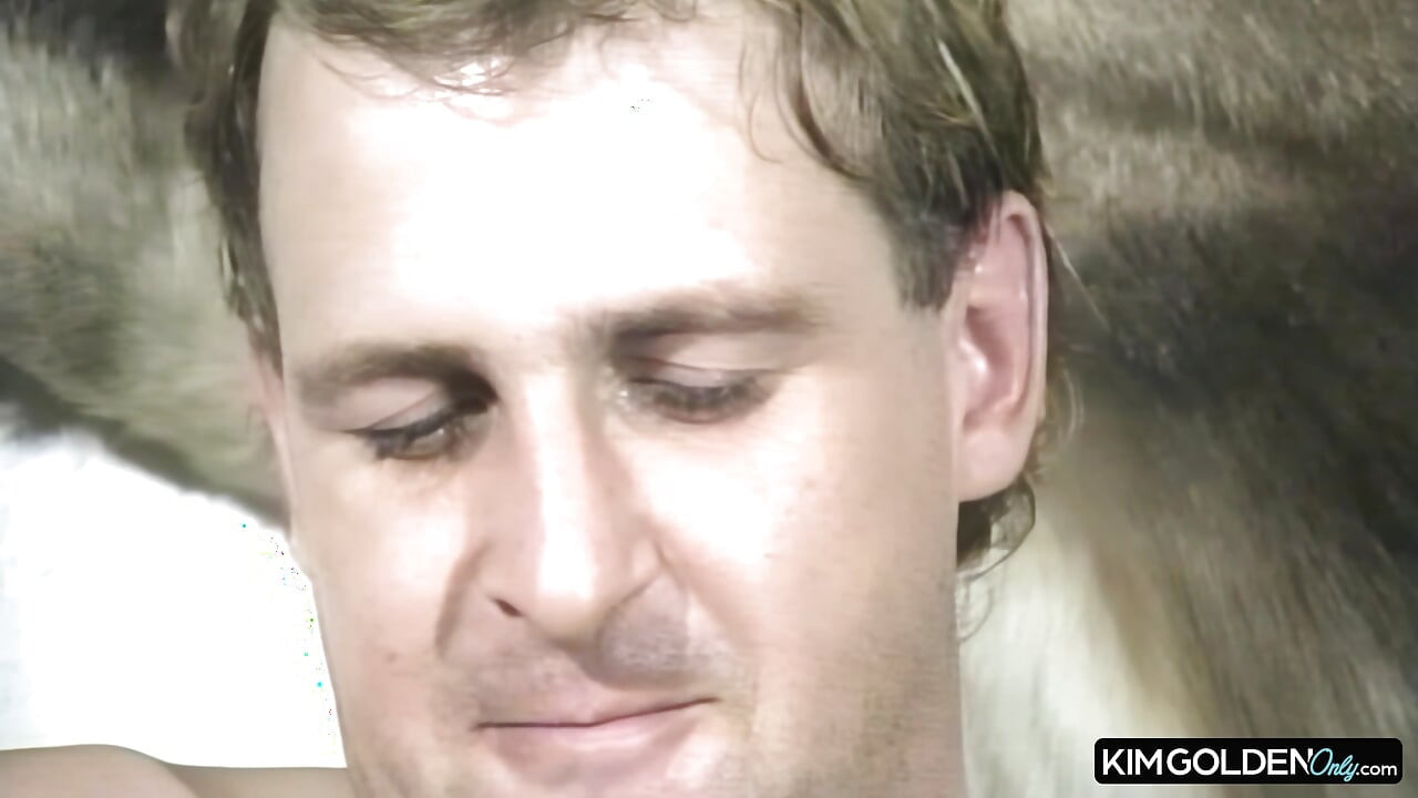 Wilder Couch-Sex mit leidenschaftlicher Schoenheit