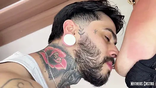 18 yaşında, büyük poposu olan kız komşuyla seks yaptı, ta ki fışkırana kadar