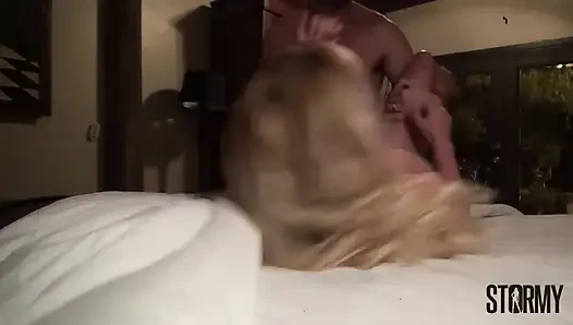 Британка с большим хуем трахает легендарную порнозвезду Stormy Daniels до огромного камшота на лицо