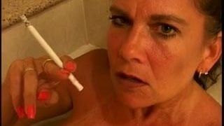 Heiße vollbusige reife MILF raucht 120s in der Wanne