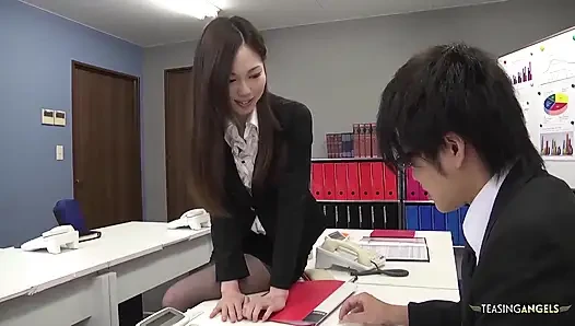Cinsel olarak uyandırılan Japon eğitmen dar vajinal açıklığında derine boşalmak istiyor