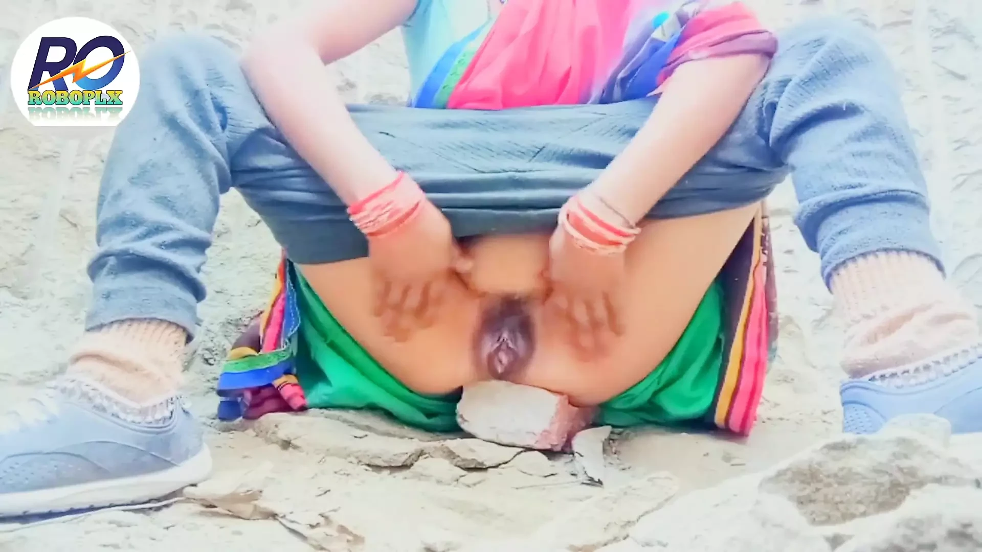 Bhabhi saree megmutatja az ujját és a punci hindi