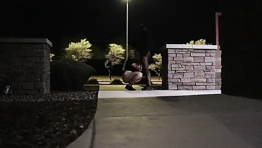 Tombul iri güzel evli kadın soyunuyor ve o götü herkesin içinde geri atıyor! Badblondiemonroe