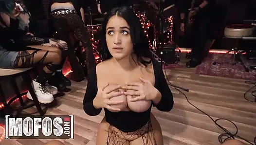 MOFOS - визит студии грудастой Ниа Блю становится диким, как она падает на колени для жесткого траха раком