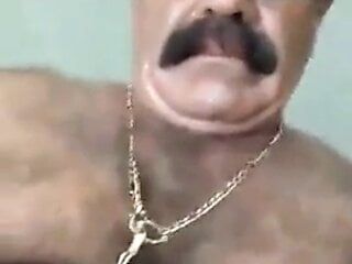 Macho bigotto Maduro si masturba