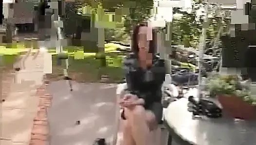 Cewek seksi rambut cokelat lagi ngentot kontol besar sambil ngentot di sofa