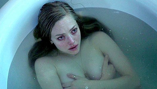 Amanda Seyfried nue dans Pères et belles-filles (2015)