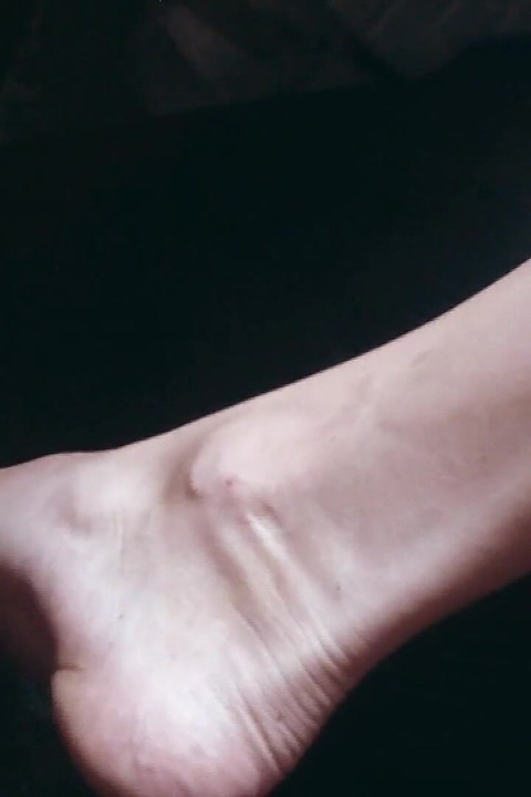 Pompage déjantée de pédales aux pieds nus sur la voie haute