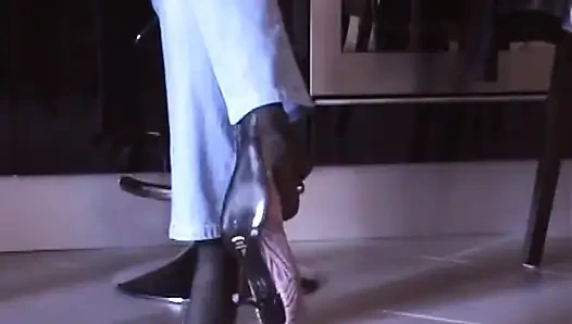 Aksi hot lesbian cewek dengan stoking hitam dan pink yang dientot habis-habisan sampai dicrot di dalam