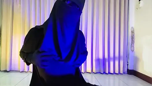Muslim Hooker Learning to Fuck a Cock