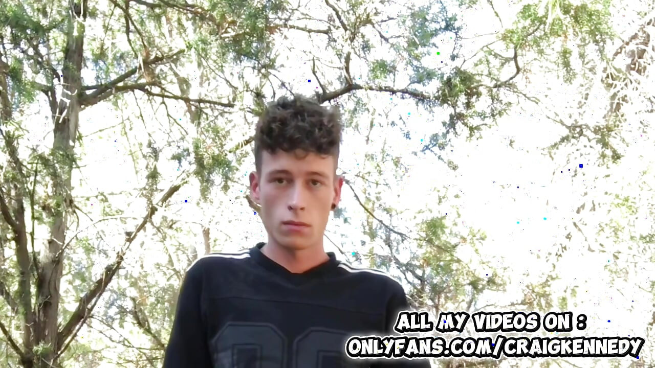 Slim twink exibicionista acaricia pau enorme na floresta - arriscado público masturbando e porra explosiva