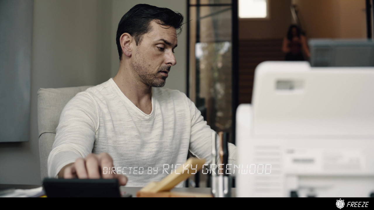 継父は継娘を凍らせ、彼女を何度も大きなうめき声のオーガズムにファックします