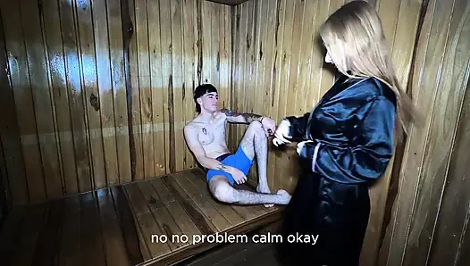 Schöne blonde latina in sexy dessous fickt einen fremden in der SAUNA und bekommt drinnen einen CUMSHOT