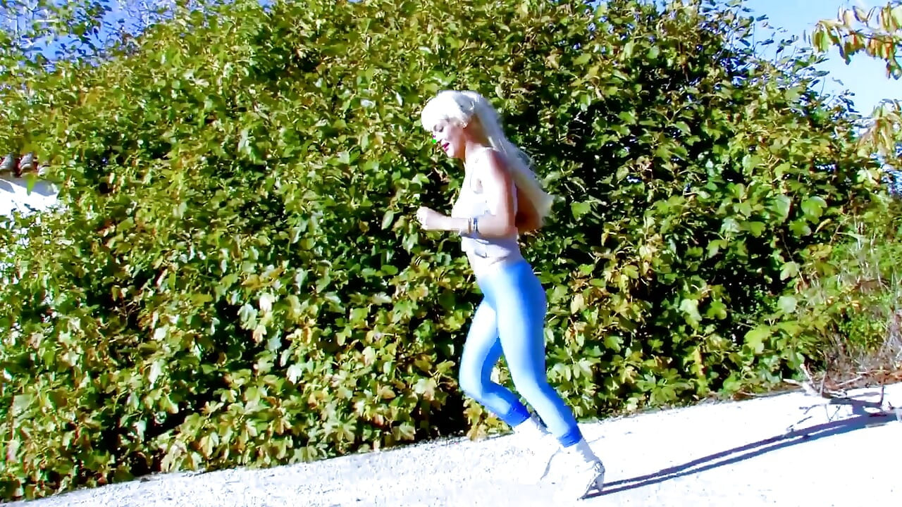 Blonde schlampe lutscht schwanz und fickt nach dem sport