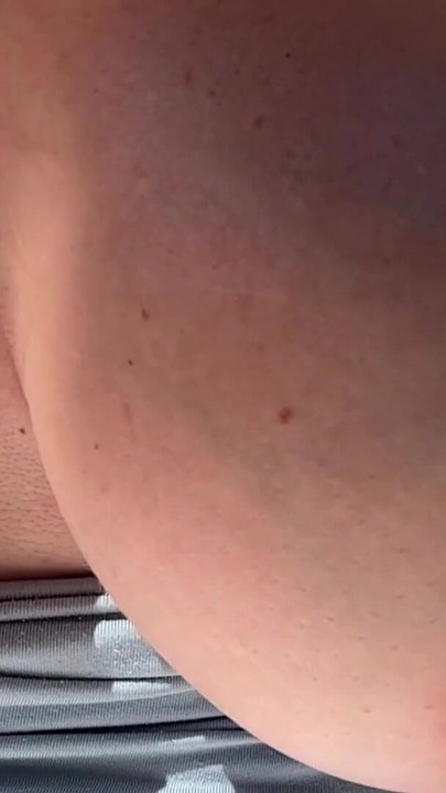 Artemisia si tante seksi dengan toket besar lagi asik pamer toket besarnya di luar ruangan sampai gondal-gandul di luar ruangan"