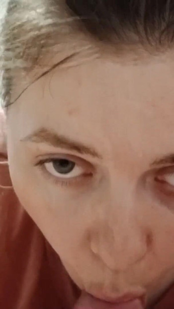 Silný okamžik z "Sexy MILFka sála krásného ptáka"
