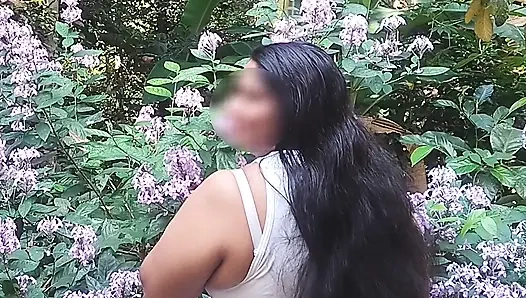 Güzel Desi kız bahçede dışarıda çıplak oluyor