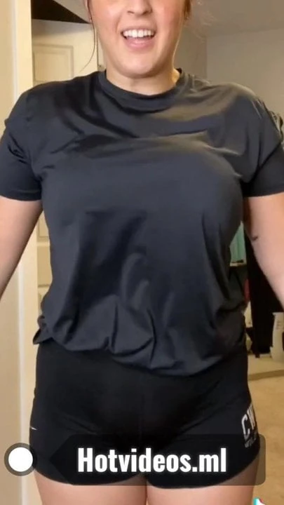 Tati Xo Showing Her Big Natural Tits