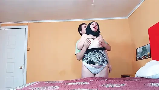 Wanita berhijab dientot gaya doggy
