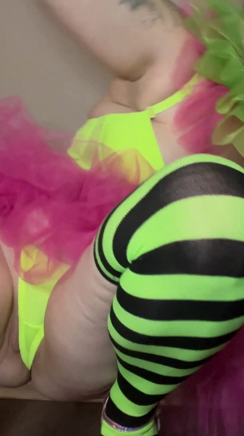 Clown Girl Fisting Her Squirting Pussy