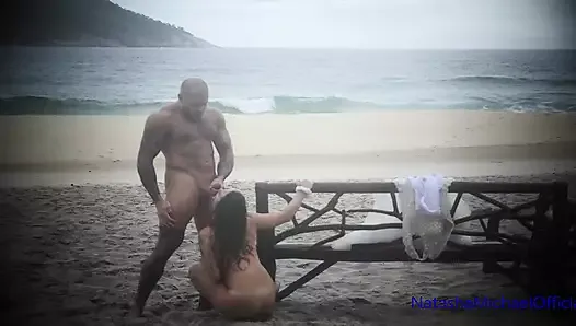 Baise en public sur la plage - couple amateur réel - renouvellement des vœux et sexe à la plage