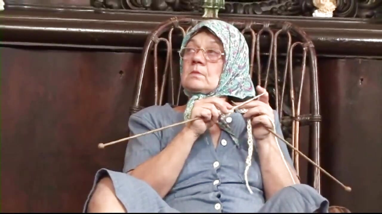 Vieja hermanastra follando en posición de caza