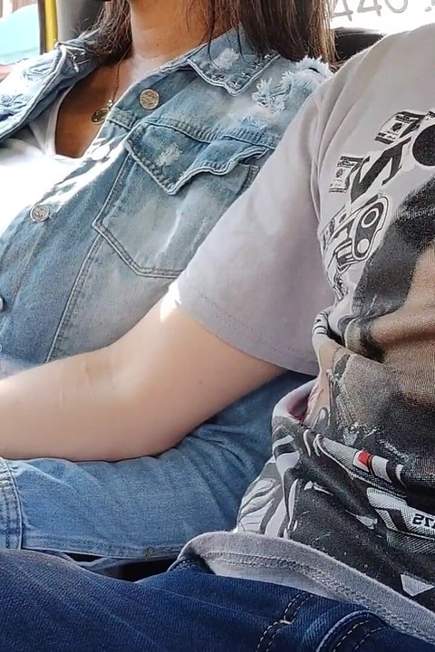 Masturbuji svou přítelkyni v Uberu