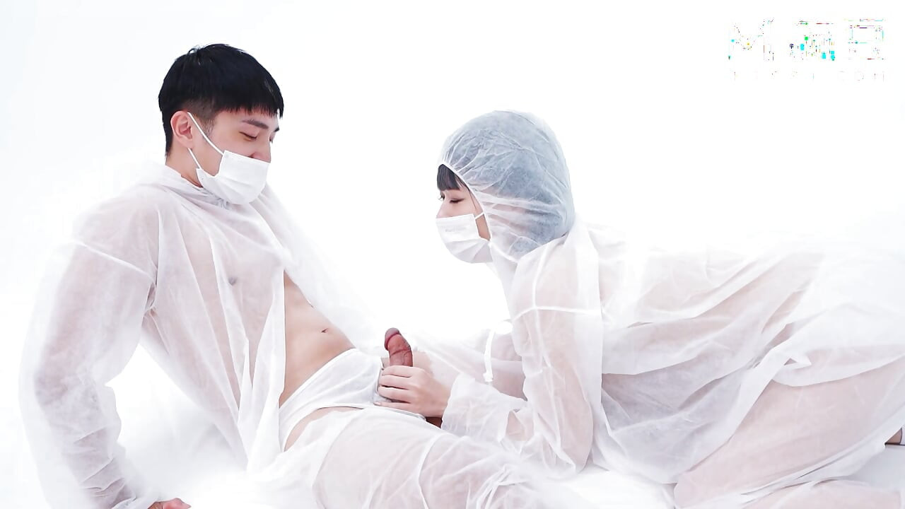 ModelMedia Asia - Having wild sex while wearing protective gear during the pandemic