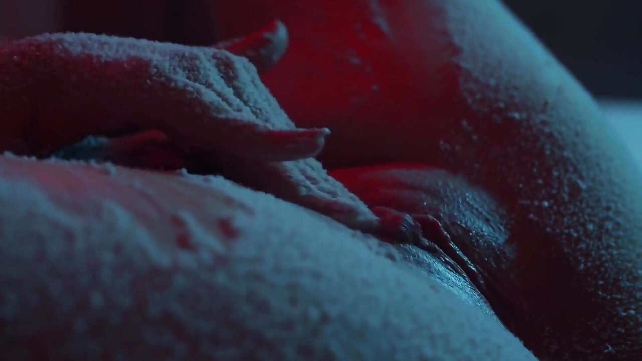 الثلج يتساقط على ثديي وكسي - ندف عيد الميلاد عن قرب