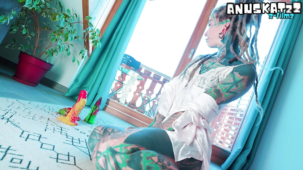 Pornstar Tatuada de Lingerie - Penetração Dupla Solo com Dildos Malucos