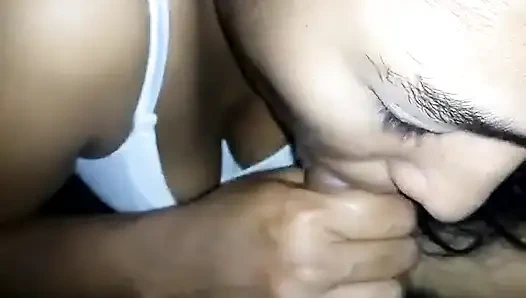 Hintli genç güzel oral seks büyük memeler 18 yaşındaki kız gırtlağına kadar alıyor ve ağzına boşalıyor