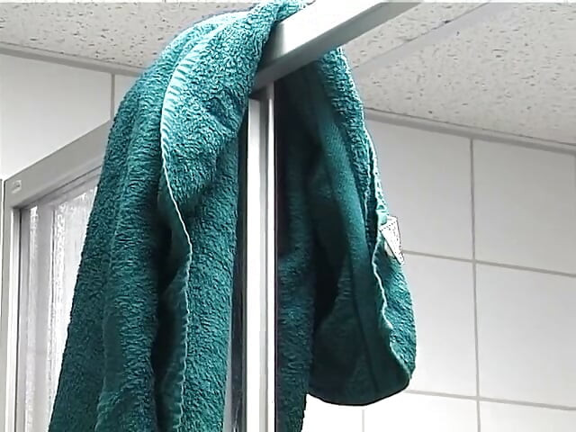 음부 위에 문신이 있는 잉크 새긴 갈색 머리년이 샤워하면서 자위한다