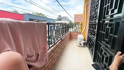 Tadi malam aku berjalan-jalan di balkon dengan pakaian dalamku dan aku melihat tetanggaku melihat ke sini jadi aku memutuskan untuk masturbasi pagi ini untuk melihat apakah aku akan keluar dan