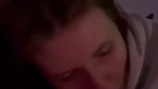 Gadis 18 tahun mengisap di malam hari