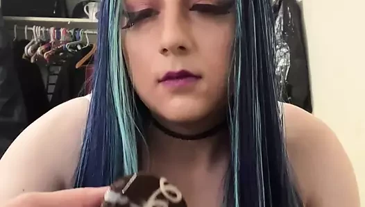 Squeeze Nuts porn video – Vivian villain nuts on a cupcake