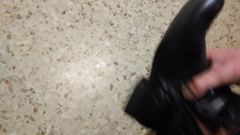 Zwarte enkellaarzen van onbekende milf schoenenjob komen binnen in de sportschool