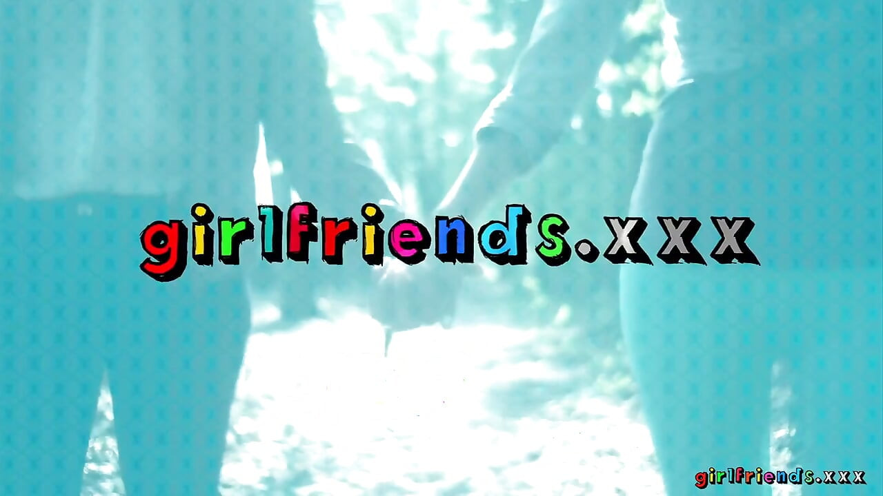 女朋友 Xxx - 金发女郎在洗澡时自慰并拍摄