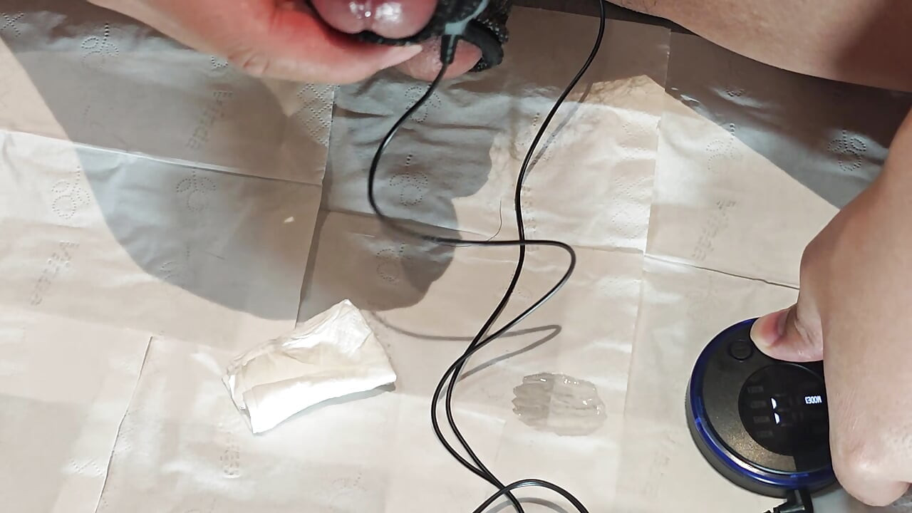 Kontol & kontol e-stim pertama kali bikin aku mengerang seperti pelacur yang putus asa - listrik mengontrol mani muncratku!