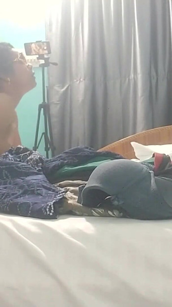 Pelakon selebriti Tamil comel dikongkek pengarah lucah dengan semua sudut secara rahsia merakam pada kamera | Klip 3