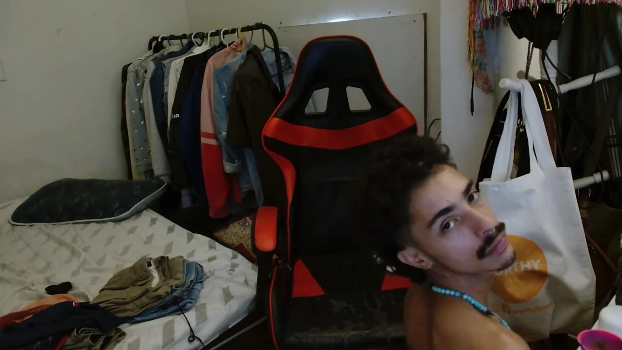 Femboy Web Kamerasında Gösteriş Yaparken Yakalandı