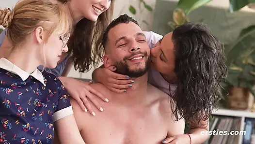 Ersties - Toyboy Special - 3 красотки играют с 1 очень везучим (эпизод 1 из 2)