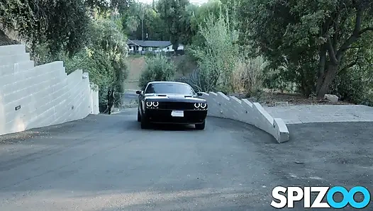 Ateşli evli kadın Blake Flower kocası onu görmezden geldikten sonra büyük zenci içine alıyor