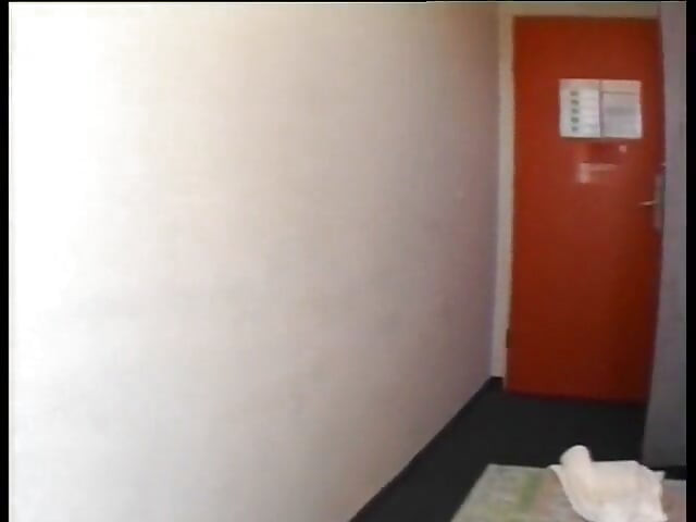 Rubia milf se desnuda y perfora su coño con una banana