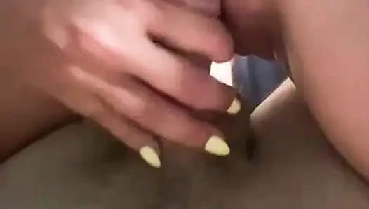 Tante seksi lagi asik ngocok kontolku