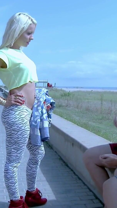 ルアナ:ビーチでダブル挿入された巨乳のフレンチブロンドヤリマン | クリップ 1