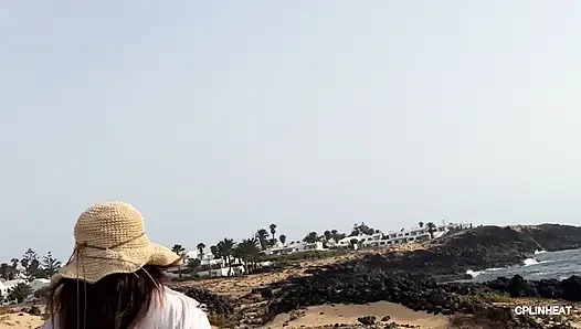 Toket besar thailandku gemetar saat angin asin, putingnya diekspos di pantai telanjang