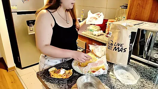 Nicole lagi asik sampai perutnya menganga lebar!